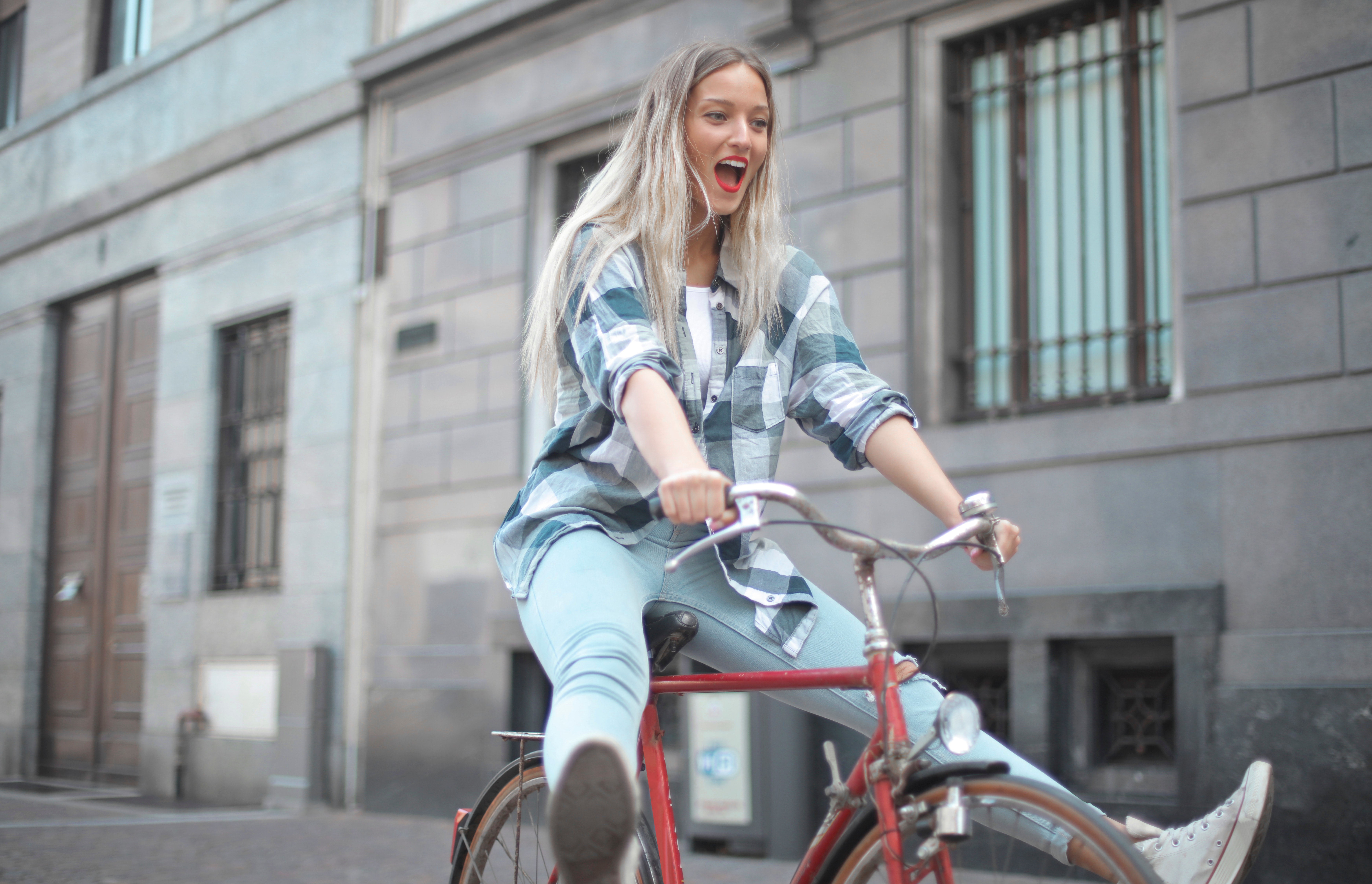 Piger ridder på cykel